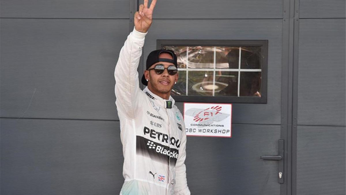 Hamilton saluda a los aficionados tras lograr la pole