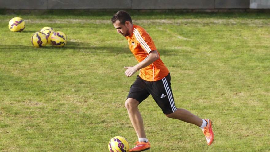 Alcácer, durante un entrenamiento con el Valencia.