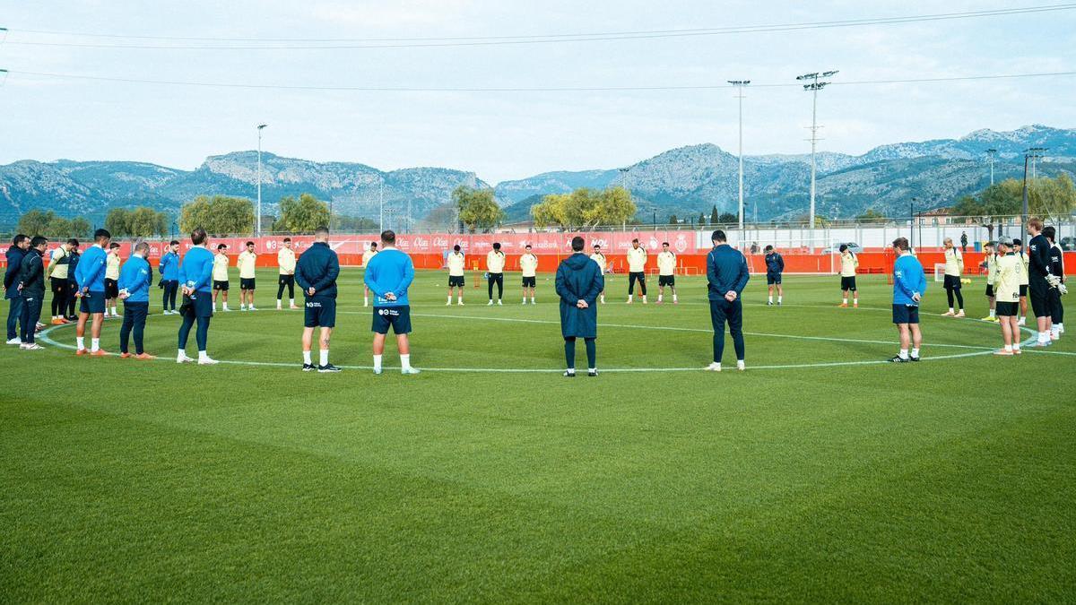 Minuto de silencio de la plantilla del Mallorca en recuerdo de Miquel Contestí