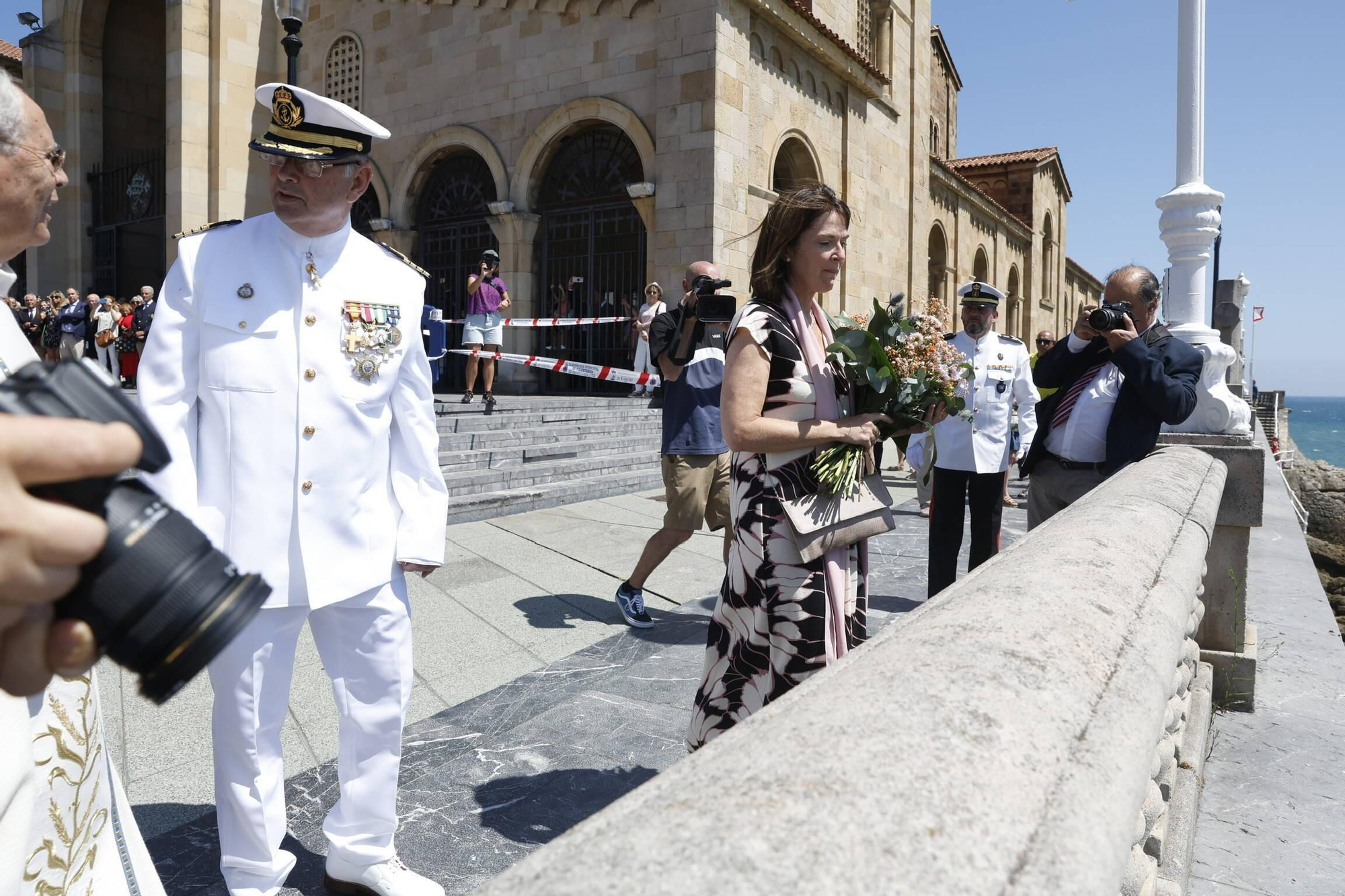 La misa con la Armada y la ofrenda floral del Carmen en Gijón, en imágenes
