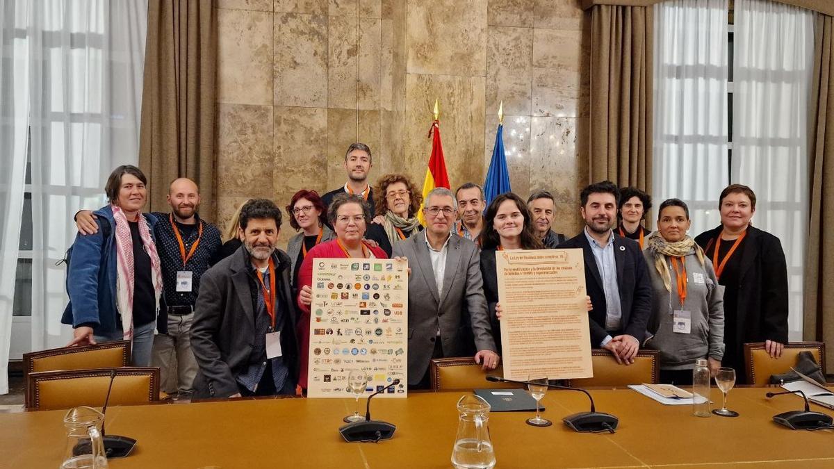 Virginia Barros, a la izquierda, con los participantes en la reunión con el Ministerio