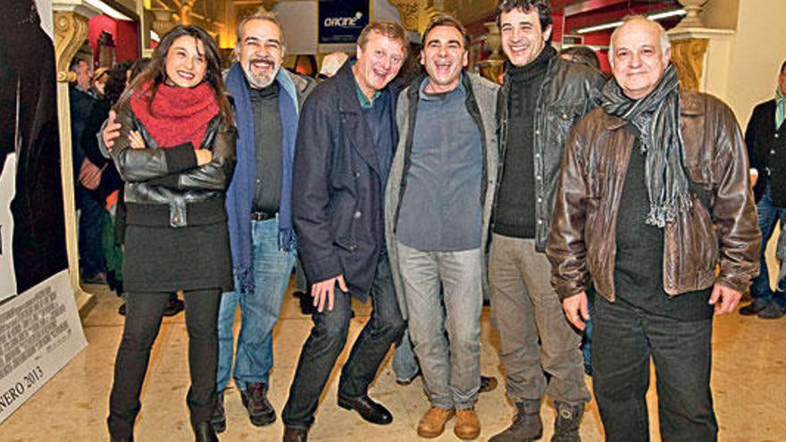 Moyà, rodeado del elenco de actores.