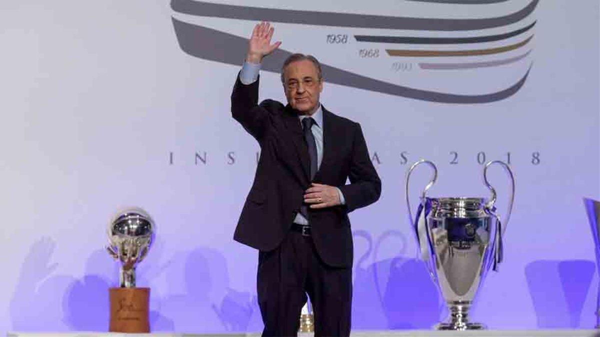 Florentino Pérez entregó insignias a los socios del Real Madrid