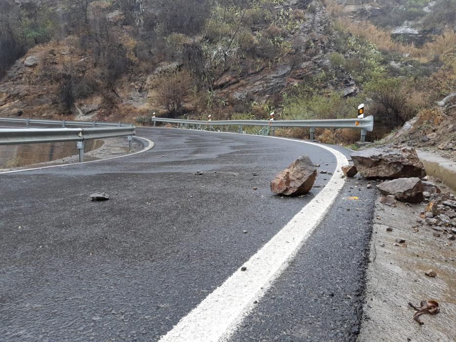 Desprendimientos de piedras en la carretera entre Tejeda y Artenara