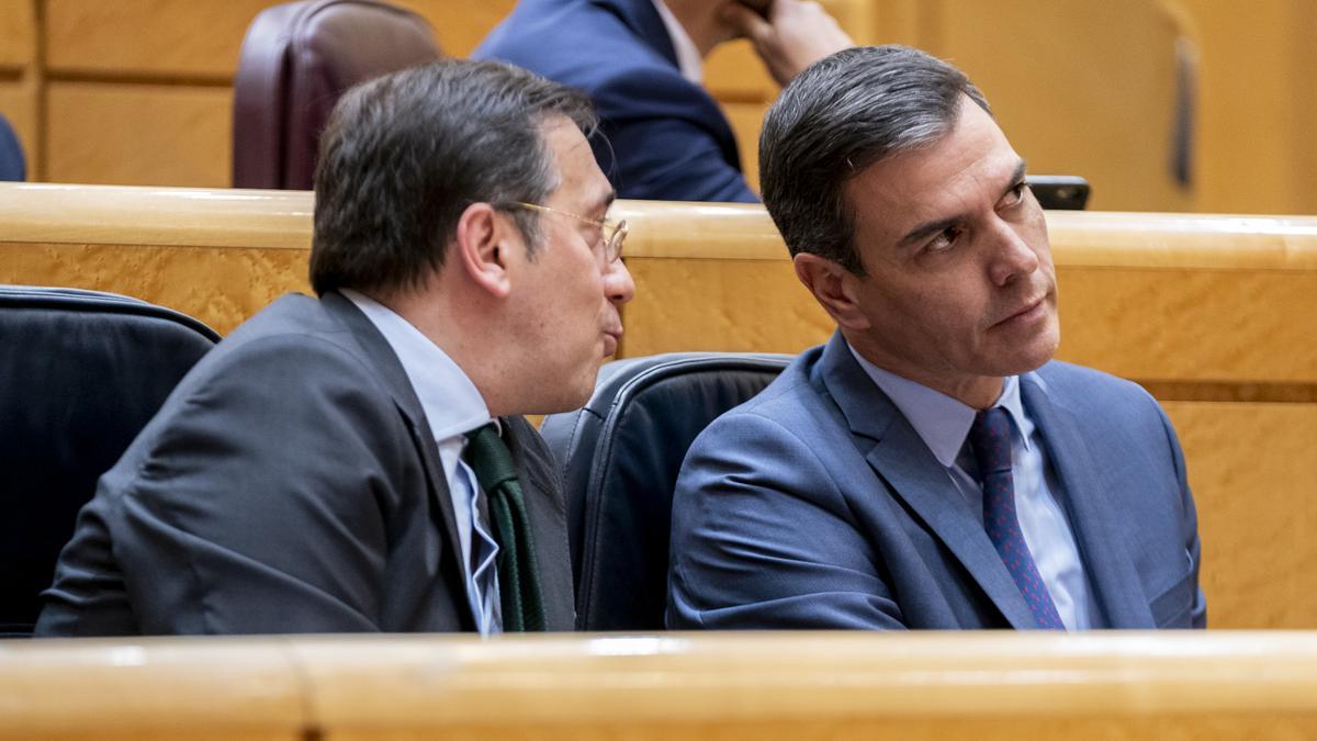 José Manuel Albares y Pedro Sánchez, en el Senado, en una imagen de archivo.