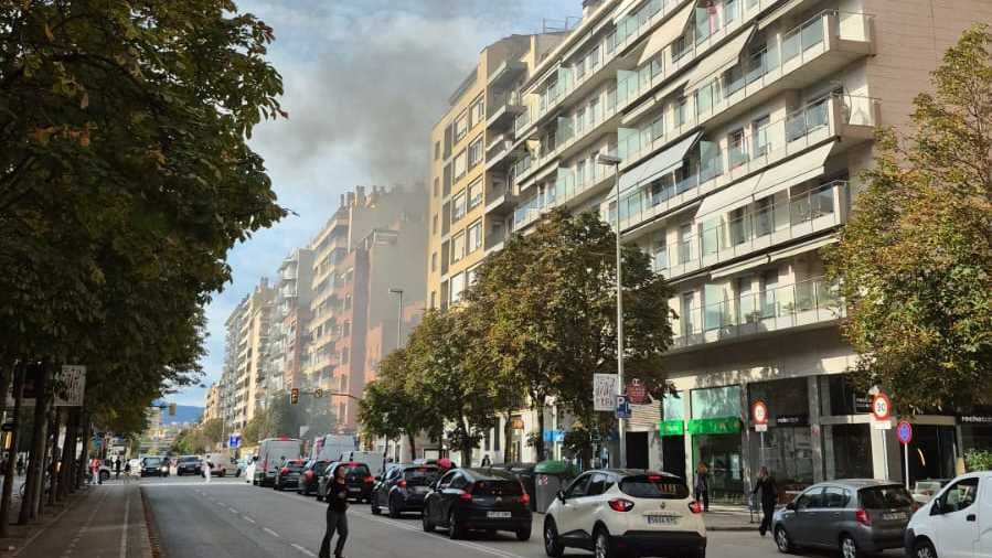 Les fotos de l'incendi d'un vehicle al carrer Migdia de Girona