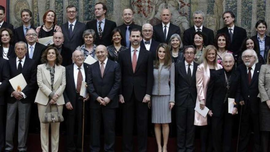 Foto de familia de los premiados, con los Príncipes. El director de Kalandraka en la segunda fila (3i). // Efe