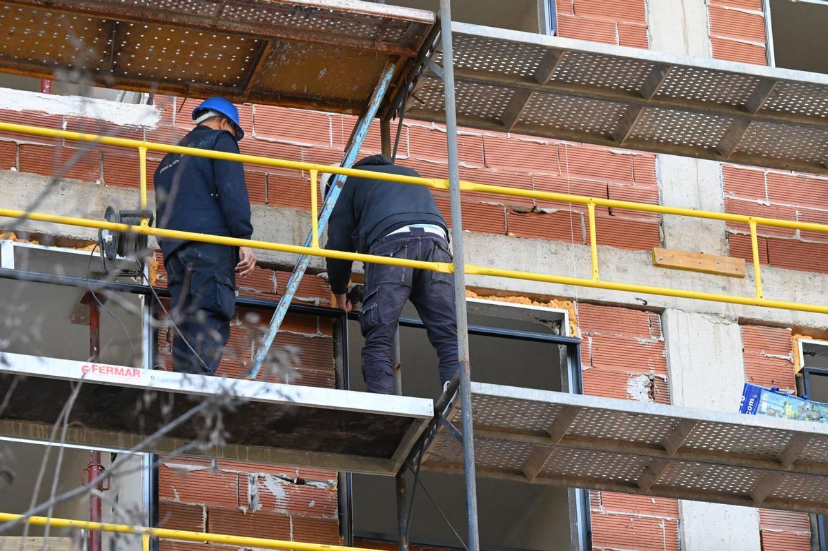 La construcción, junto a la industria, ha bajado el paro en enero.