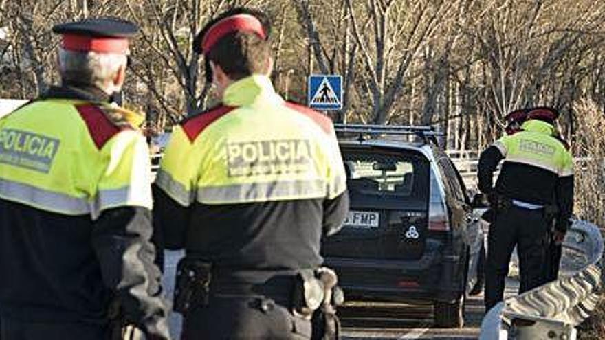 Mossos d&#039;Esquadra fent un control policial ahir a la tarda en un dels accessos a Sant Salvador de Guardiola