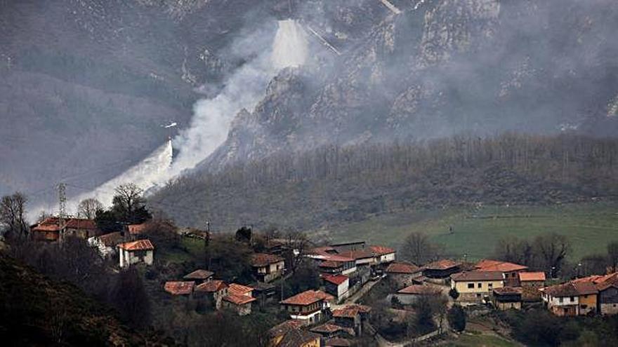 Un helicóptero, en la extinción de un incendio en Salas en marzo.