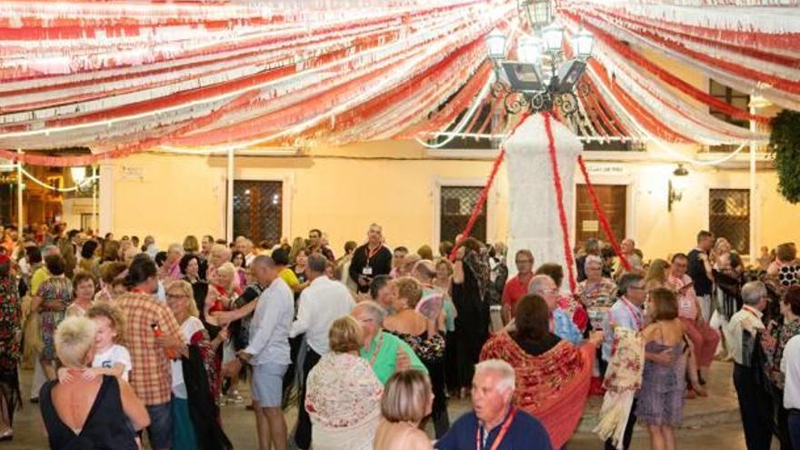 Los vecinos de Alginet lucen sus mantones durante el baile.