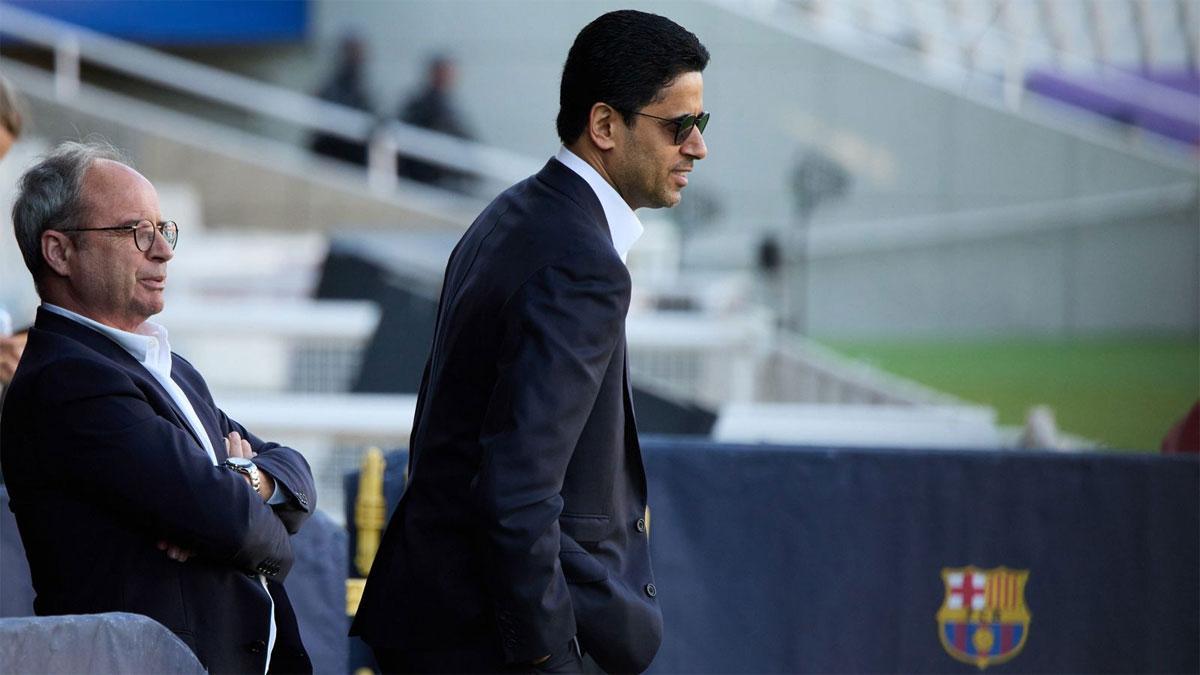 Nasser Al-Khelaïfi, junto a Luis Campos presenciando el entrenamiento del Paris Saint-Germain