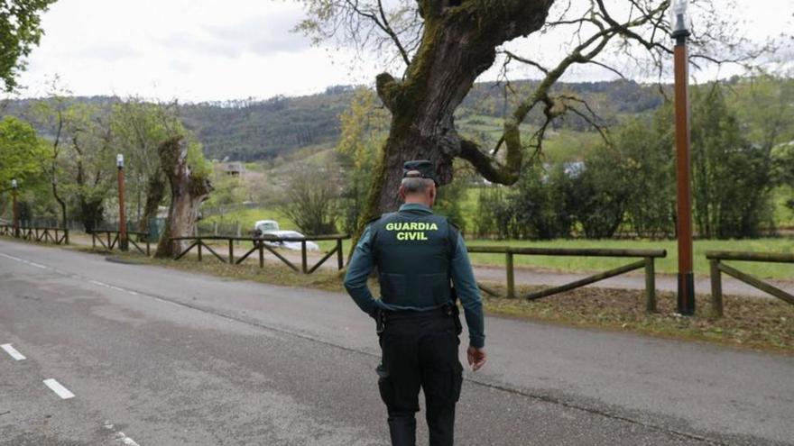 Un agente de la Guardia Civil en la zona rural. | LNE