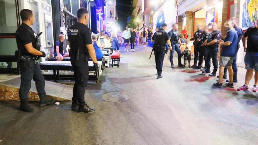 Policía Local y Guardia Civil contra la venta ambulante y el tráfico de drogas en Sant Antoni