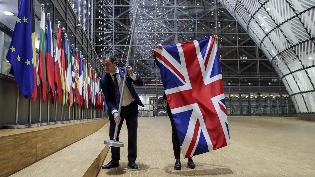 Miembros de la UE arrían la bandera británica.