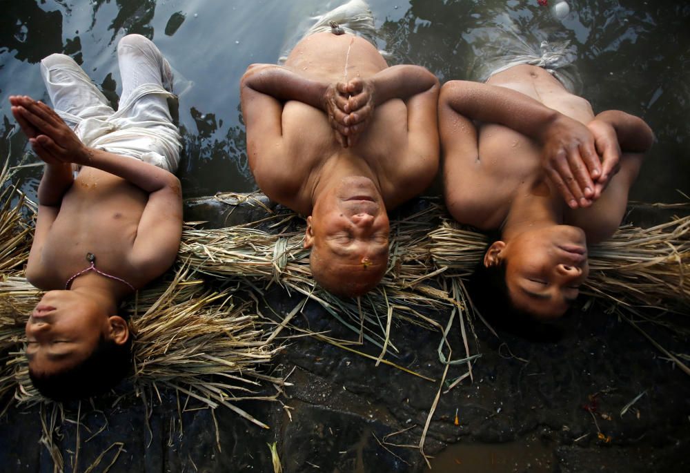 Creyentes se sumergen en el río Hanumante durante una celebración religiosa en Bhaktapur, Nepal.