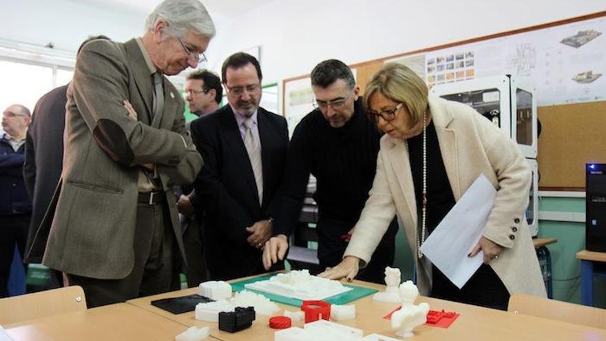 De la Calle visitó el IES Jesús Marín que dirige Arturo Fernández.