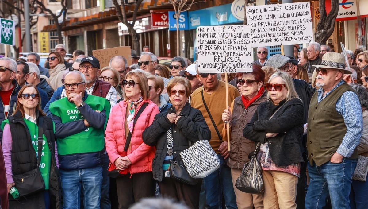 Varias personas acudieron con carteles para protestar.