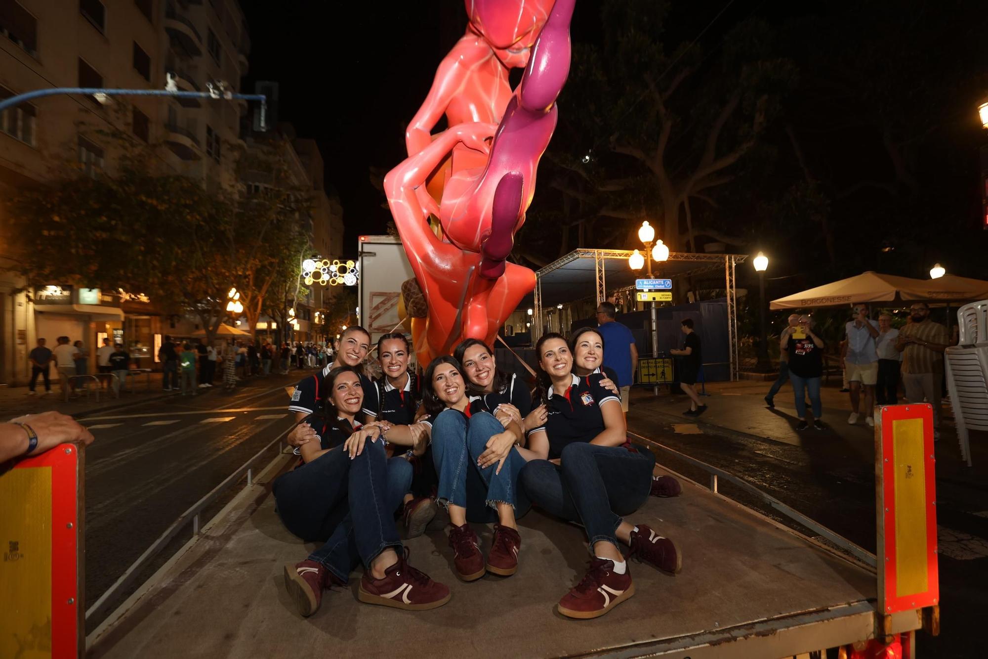 Las primeras piezas de la Hoguera Oficial 2025 llegan a la plaza del Ayuntamiento
