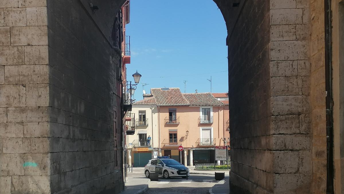 Un vehículo de la Guardia Civil circula por las inmediaciones del Arco del Reloj