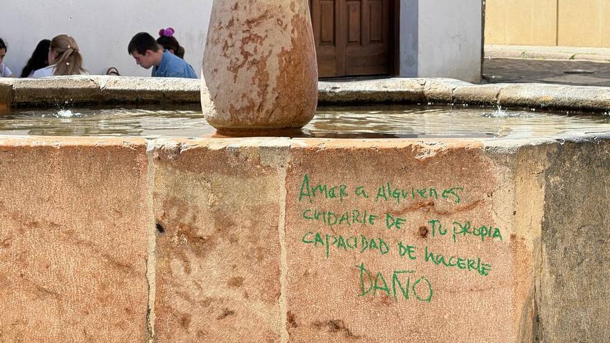 La fuente de la plaza del Potro de Córdoba sufre actos vandálicos un año más en las Cruces