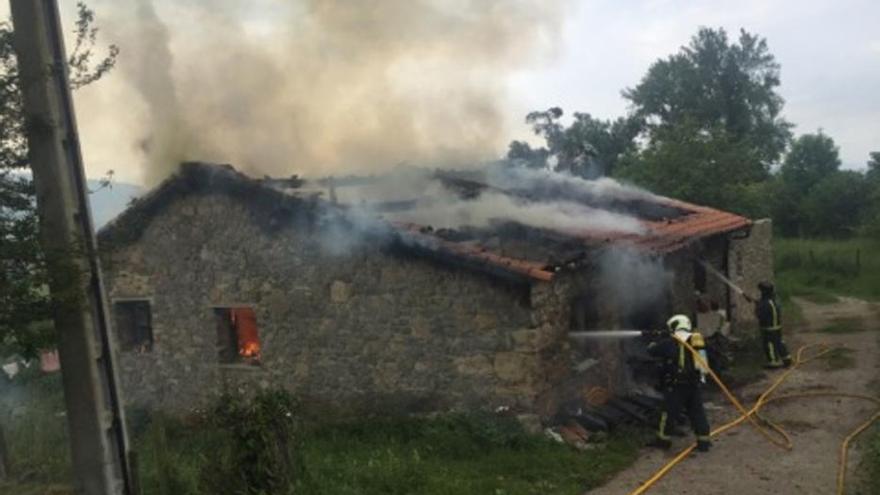 El fuego calcina una casa en un pueblo de Villaviciosa