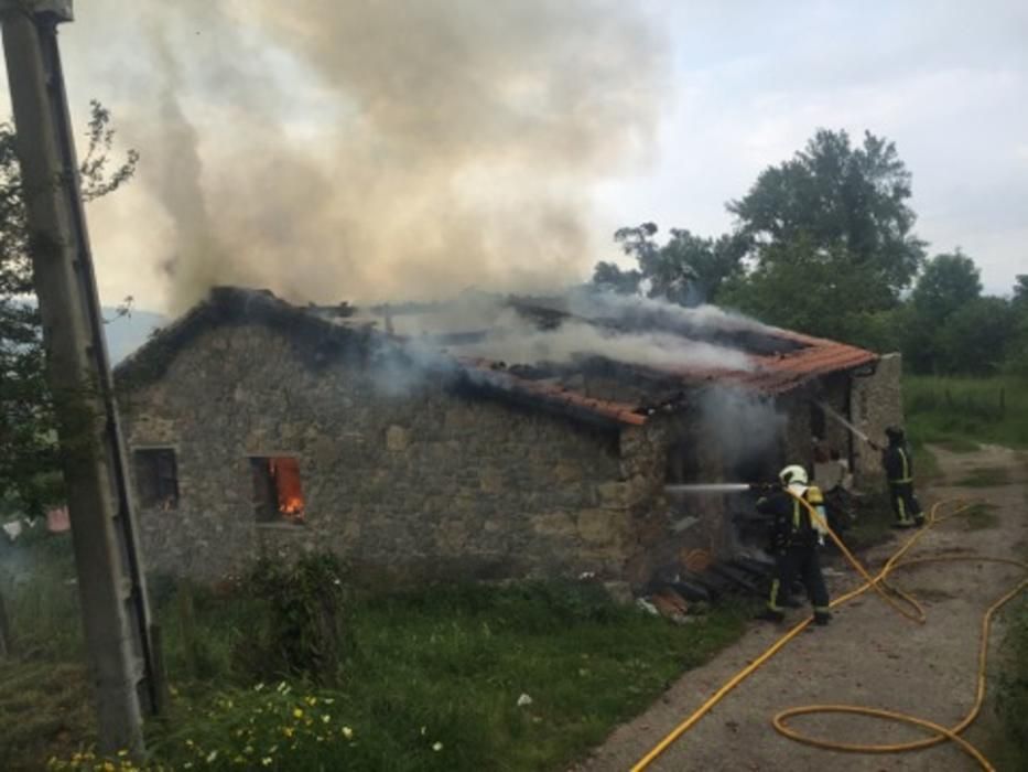 Incendio de una casa en Villaviciosa