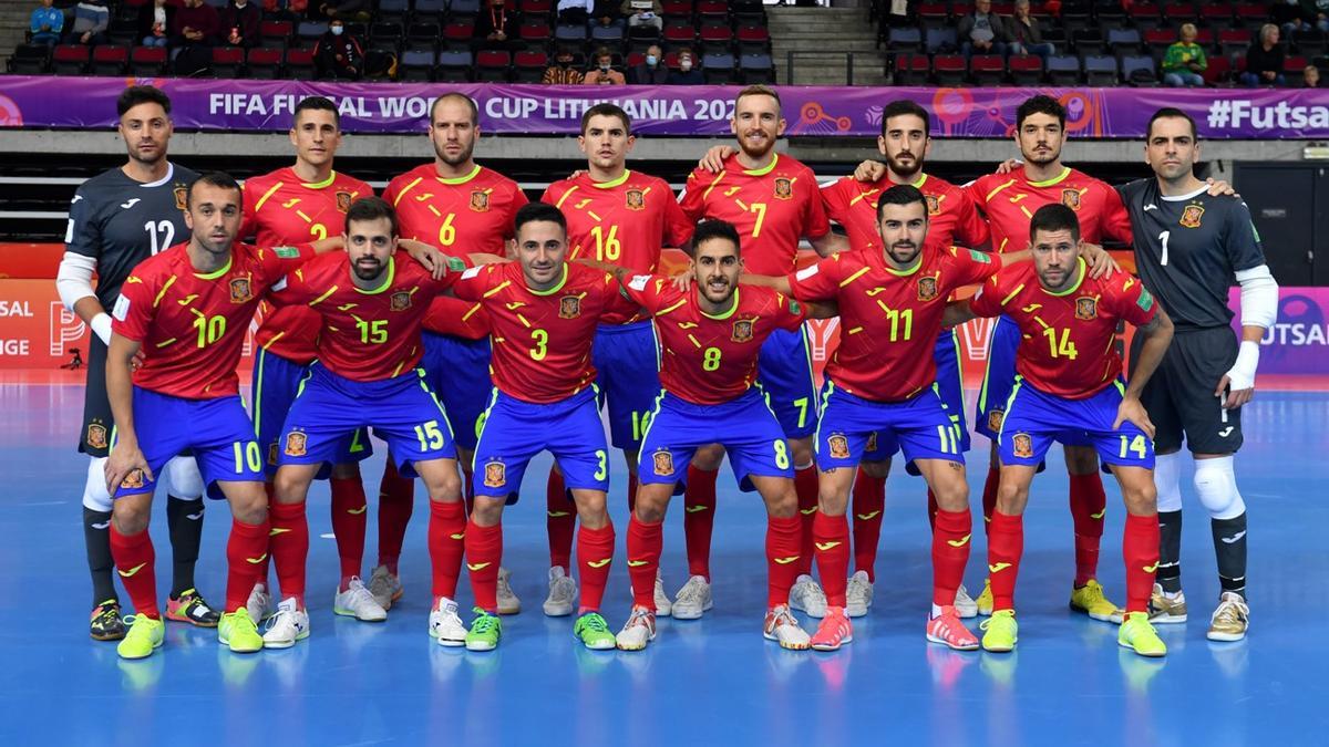 Formación de la selección española ante Japón con Solano, el tercero por la izquierda de pie.