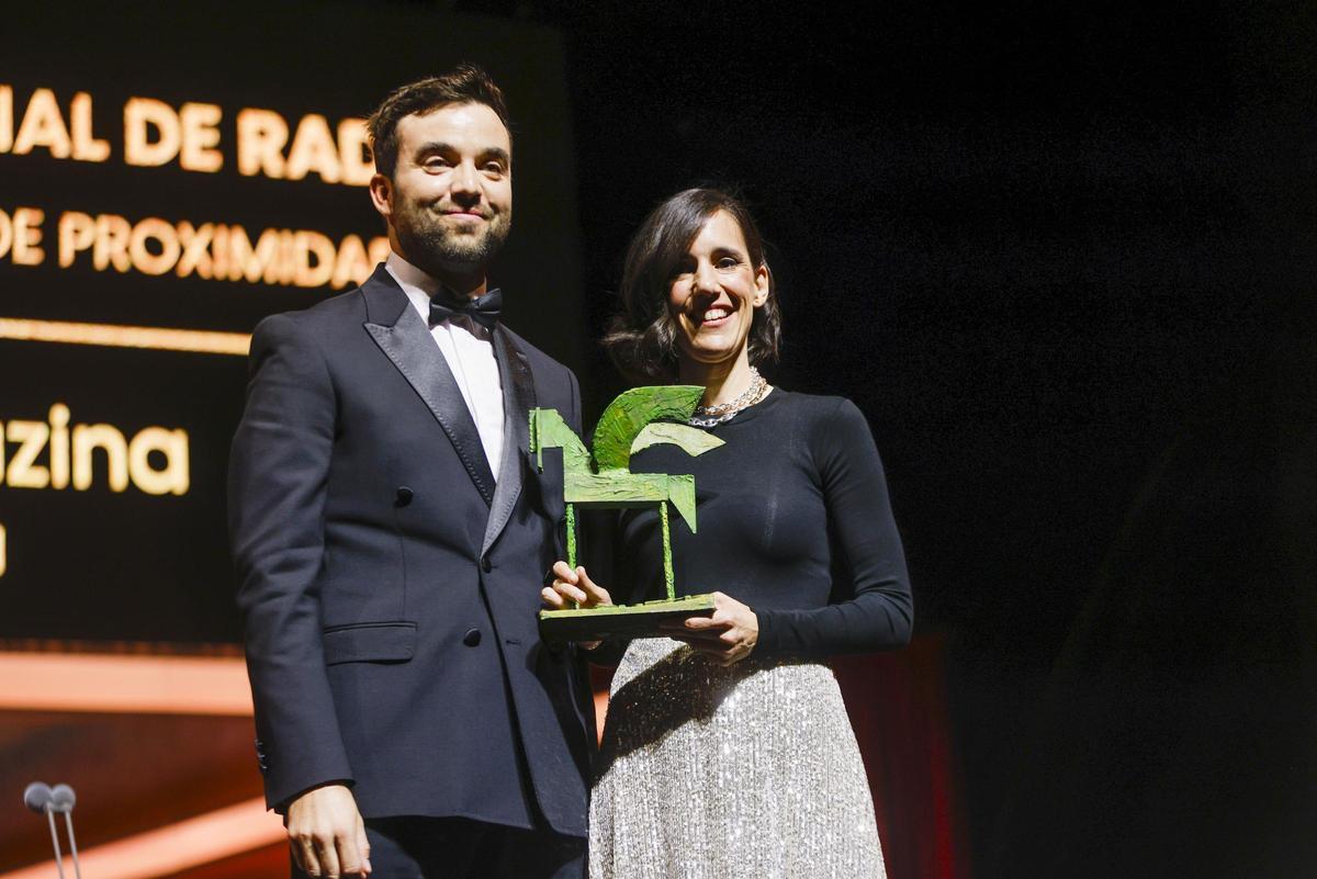 FOTOS | Gala de los Premios Ondas 2024. En la foto, Faktoria magazina (Euskadi irratia) recoge el Premio Ondas Nacional de Radio al Mejor Programa de Proximida (ex aequo) FOTOS | Gala de los Premios Ondas 2024. En la foto, Faktoria magazina (Euskadi irratia) recoge el Premio Ondas Nacional de Radio al Mejor Programa de Proximida (ex aequo)