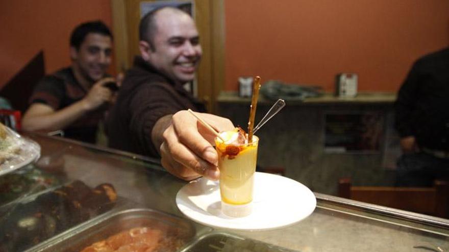 Un cliente prueba tapa en el bar &quot;Los Abuelos&quot;