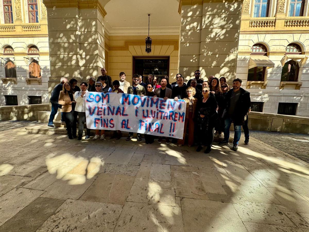 Vecinos de l'Alqueria este miércoles en la Diputación para asistir al pleno
