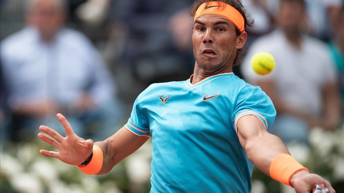 Rafa Nadal devuelve una pelota alta en el partido contra Tsitsipas