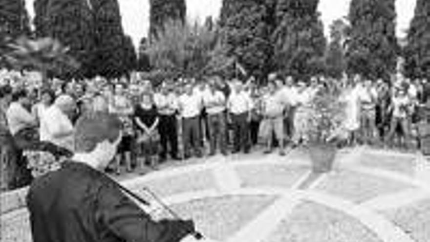 Un centenar de personas recuerda a los caídos en la toma de Badajoz