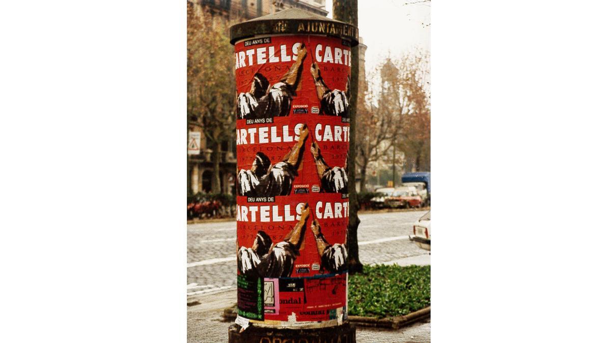 Antigua columna de libre expresión instalada en Barcelona en el año 1978, en una imagen del 1987