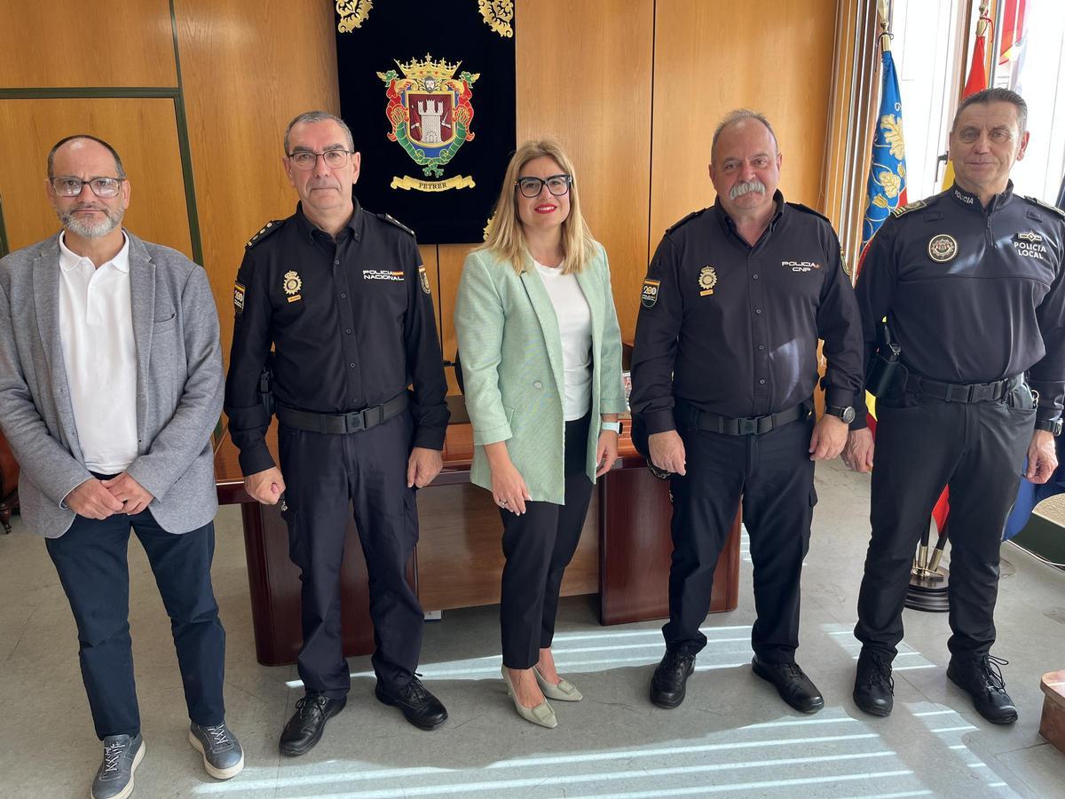 La alcaldesa, con el nuevo comisario a su izquierda y el comisario jefe de Alicante a la derecha, además del jefe de la Policía Local y el edil de Seguridad