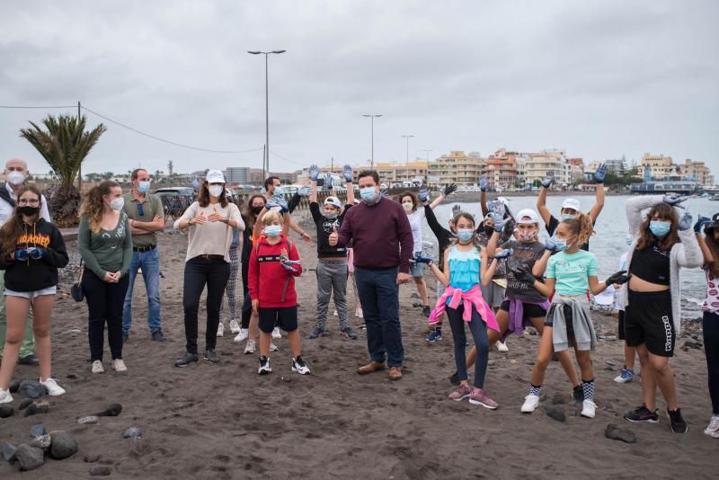 Limpieza de la playa de Las Galletas, en Tenerife