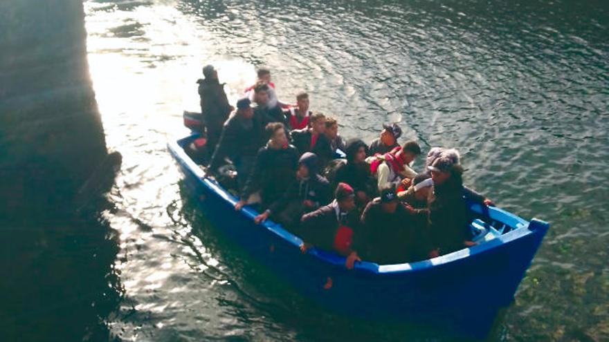 La embarcación con 17 inmigrantes, ayer, llegando al varadero de La Santa, en Lanzarote.