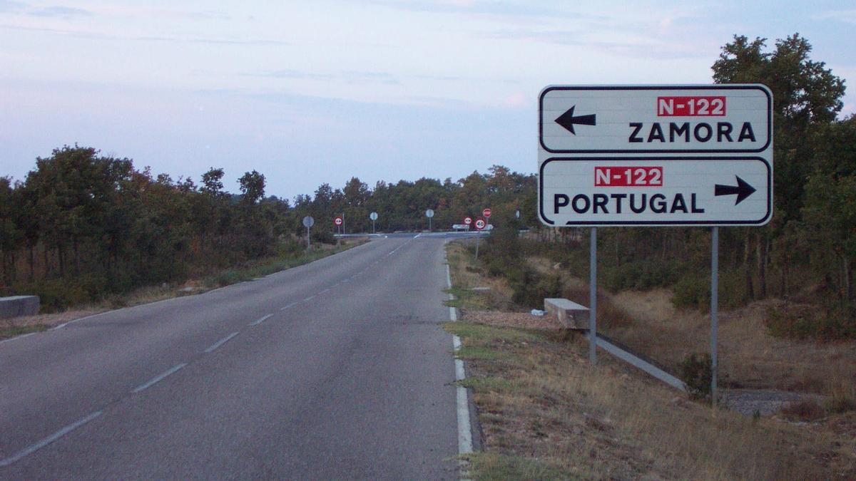 Carretera de El Sierro, cerca del cruce de la N-122.