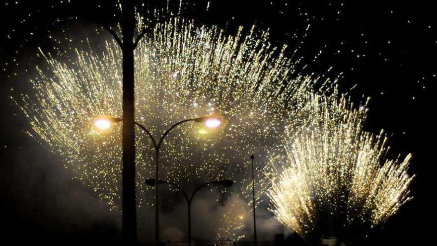 Tirada de fuegos artificiales desde el Agro de Lalín de Arriba, en ediciones anteriores. // Bernabé/Javier Lalín