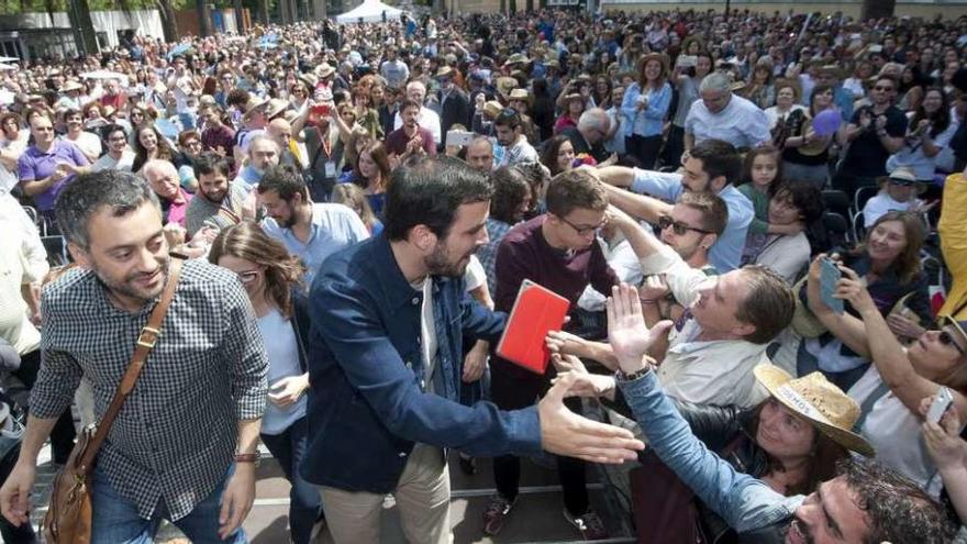 Xulio Ferreiro, Alberto Garzón e Íñigo Errejón, ayer, en los jardines de Méndez Núñez.