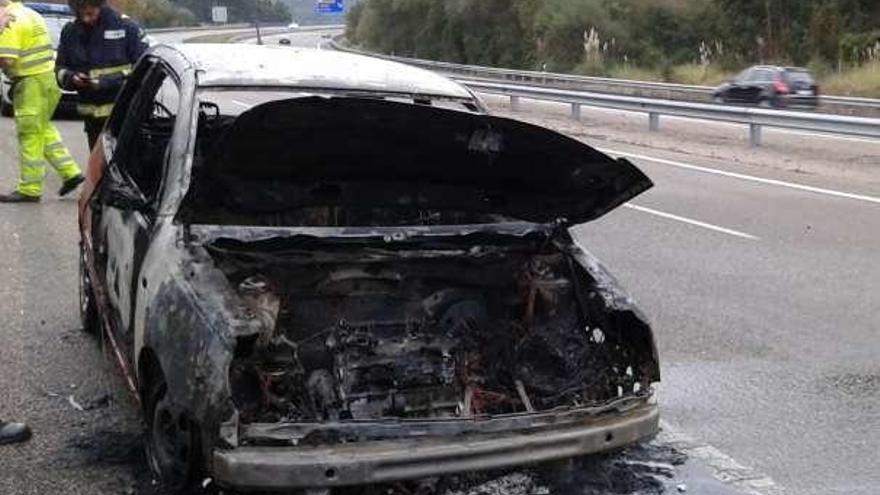 Calcinado un coche en la Autovía del Cantábrico, a la altura de Castrillón