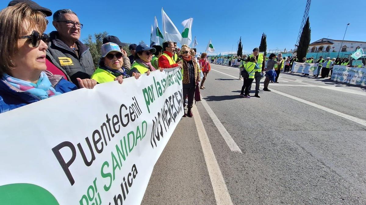 Imagen de los asistentes a la marcha organizada en Puente Genil.