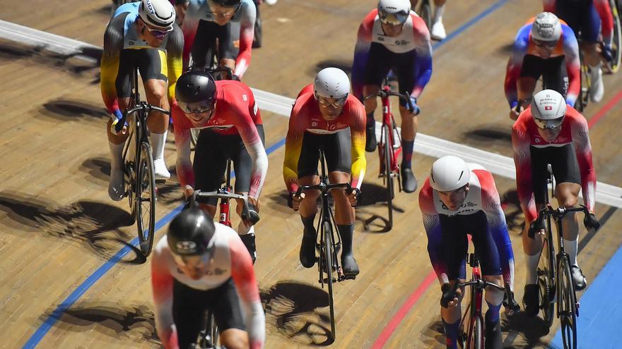 Sebastián Mora supera una impactante caída masiva en el velódromo Illes Balears