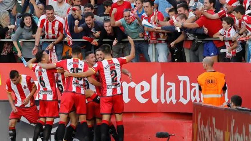 Els jugadors del Girona celebren un dels dos gols contra el Reial Madrid a Montilivi.