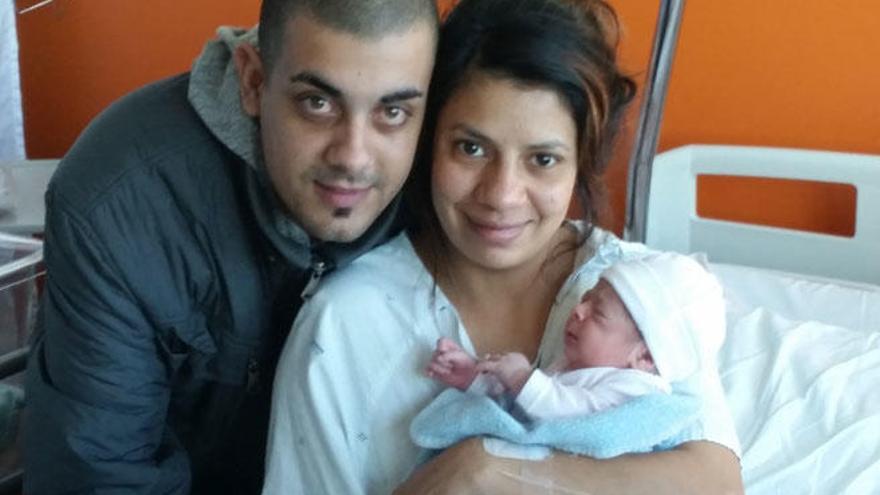 Sabrina Ayelen, la primera mallorquina de 2017, con sus padres.
