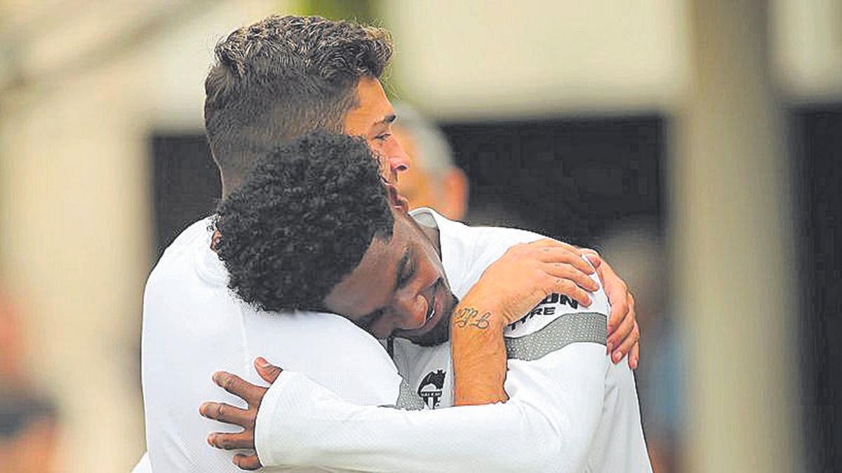 Hugo Duro y Thierry se funden en un abrazo