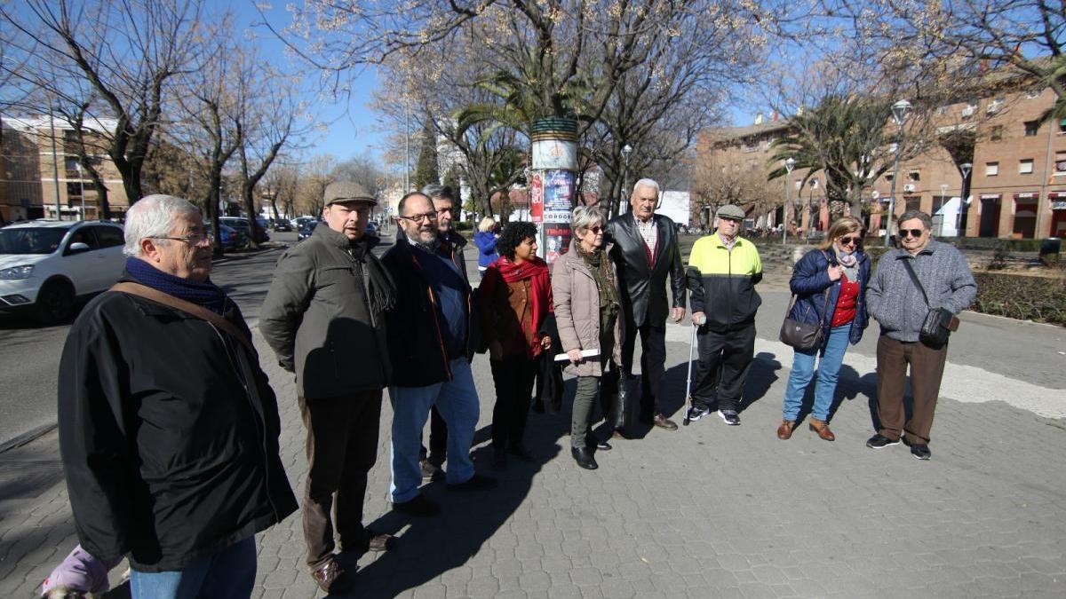 Vecinos del distrito Noroeste exigen el arreglo de la avenida de Trassierra y amenazan con cortarla