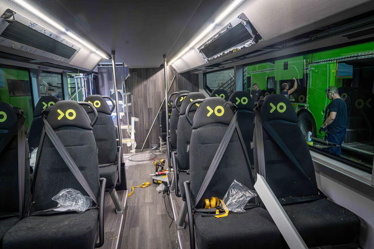 La fabricación de autobuses, autocares y microbuses en Arbúcies, en La Selva, se basa en un intrincado proceso artesanal, donde la precisión de soldadores y planchistas da forma a vehículos personalizados.