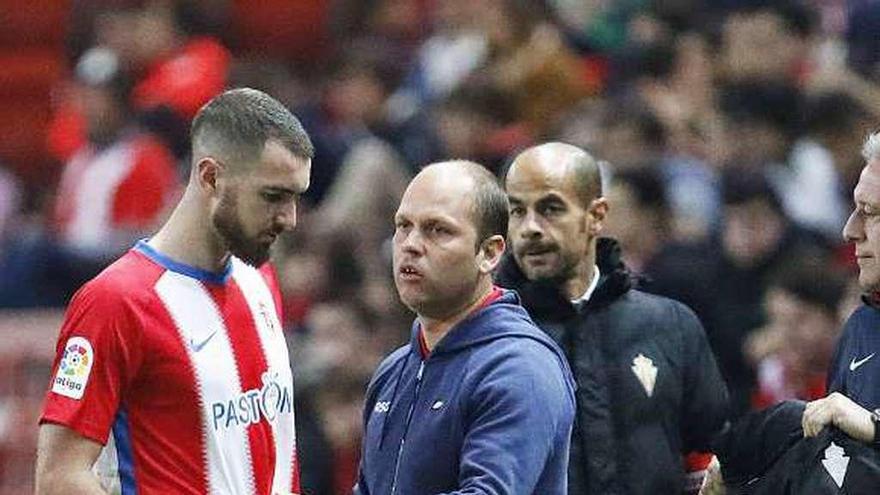 José Alberto habla con Peybernes tras ser sustituido.