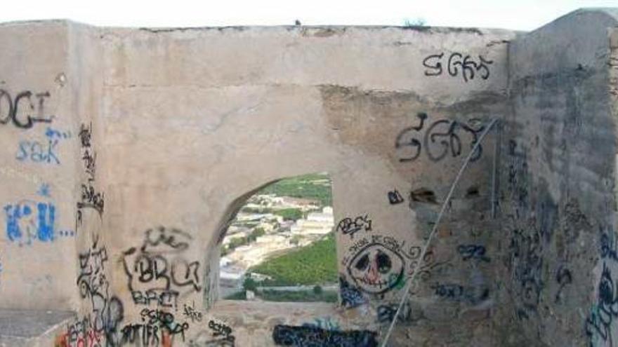 Numerosas pintadas afectan a elementos originales del Castillo, declarado BIC.